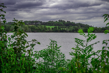 Graue Schleier über dem Möhnesee, aber die Schönheit bleibt! Das wechselhafte Wetter verleiht dieser Sauerländer Perle eine ganz besondere, fast mystische Atmosphäre. 