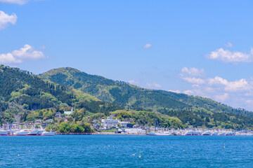 Fototapeta premium 漁港の春 船と海と 