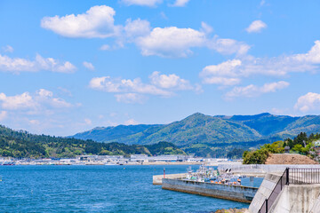 Obraz premium 漁港の春 船と海と 