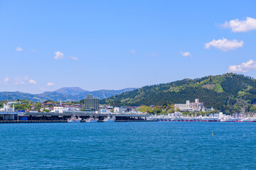 Obraz premium 漁港の春 船と海と 