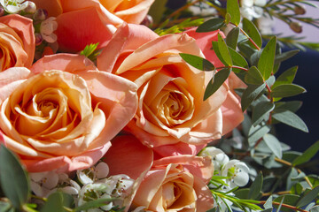  This is a bouquet with pink roses.