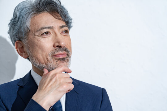 考えるミドルのスーツを着た男性