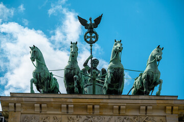 Obraz premium Close-Up of Quadriga Chariot Statue of Brandenburg Gate Against Blue Sky