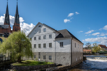 River Fyrisån and the old mill Akademikvarnen, which dates back to 1768 and today houses the Museum of Uppsala County. Uppsala has been a university town since 1477.