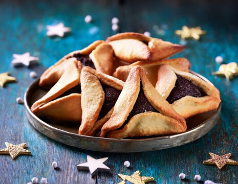 Biscuits Hamantaschen au chocolat pour Pourim, gros plan. Dessert juif traditionnel.	