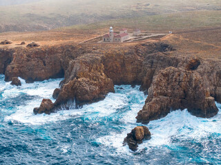 Faro y alrededores de Punta Nati en la Isla de Menorca, Baleares