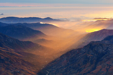 Fototapeta premium Majestic Sunrise Over the Misty Valleys of Sequoia National Park