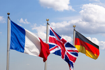 Flaggen von Frankreich, Großbritannien und Deutschland vor blauem Himmel