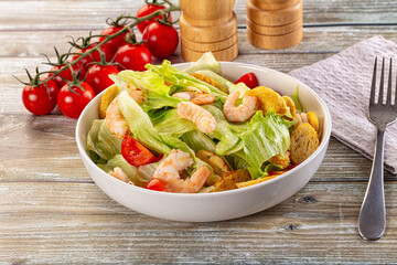 Caesar salad with prawn and romano