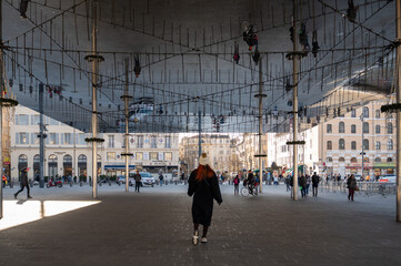 Ragazza nel centro storico di Marsiglia