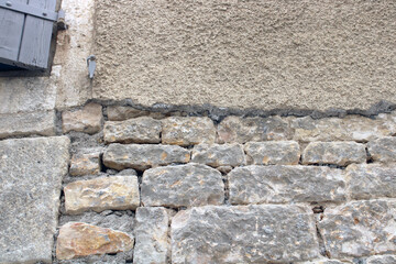 Chantier rénovation façade en pierre, décrouter le crépis