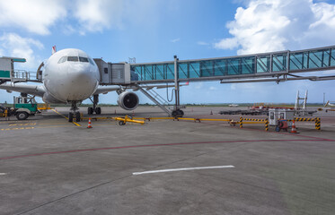 Avion gros-porteur en liaison avec une passerelle d’embarquement 