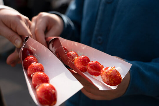 Strawberry sweets in Tokyo, Caramel-covered strawberries.  .  東京にあるイチゴスイーツ。イチゴ飴。