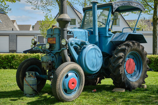Lanz Bulldog vintage blue tractor on display at Limmen Bloemendagen rally