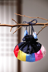 한국의 명절날 어린이들에게 매어주는 복주머니.