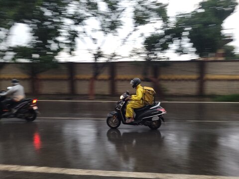 Swiggy Zomato Blinkit Zepto Bigbasket Auto Bike delivery partners from quick commerce platforms