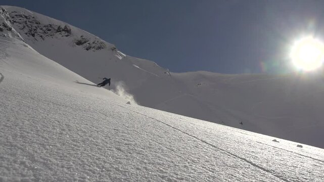 Virage skieur en poudreuse profonde