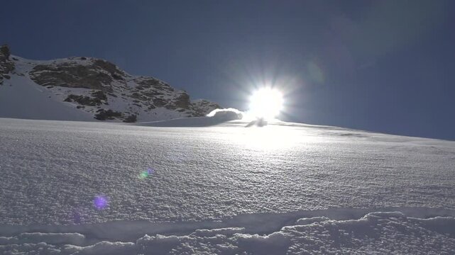 Virage skieur en poudreuse profonde dans soleil
