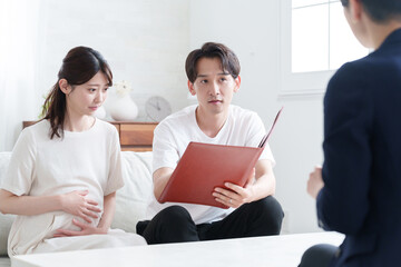 プランナーと妊婦中の夫婦