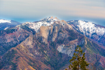 Fototapeta premium Majestic Mountain Peaks in Sequoia National Park at Dusk