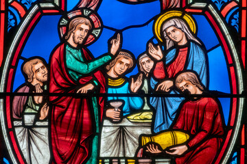Obraz premium Stained glass (19th century) of Miracle of Jesus: During a wedding in Cana Jesus, transforms water into wine.