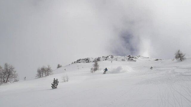Virage butter skieur en poudreuse profonde