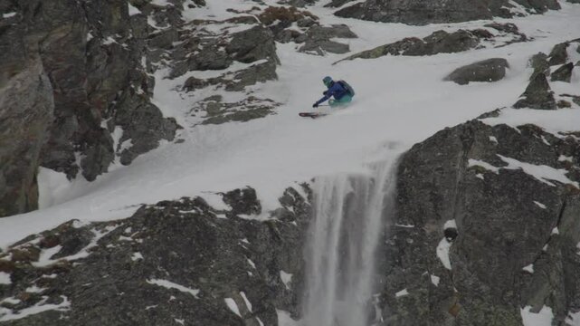 Ski freeride grosse poudreuse