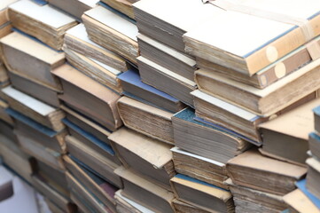 Une pile de vieux livres et documents, prêts à être détruits pour être recyclés. La valorisation du carton et du papier pour économiser des ressources et de l'énergie, préserver l'environnement.