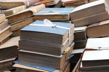 Une pile de vieux livres et documents, prêts à être détruits pour être recyclés. La...