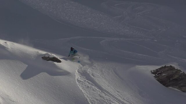 Backflip dans poudreuse en ski