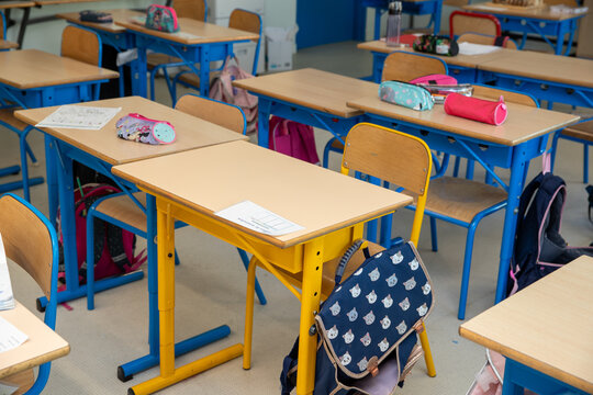 Vue d'une salle de classe d'&eacute;cole primaire vide, avec des tables et des si&egrave;ges. Concept d'&eacute;ducation en France, retour &agrave; l'&eacute;cole.
