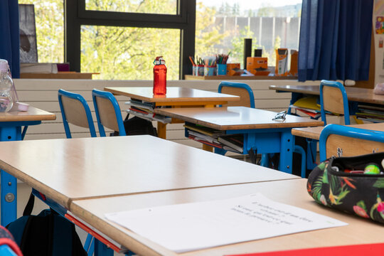 Vue d'une salle de classe d'&eacute;cole primaire vide, avec des tables et des si&egrave;ges. Concept d'&eacute;ducation en France, retour &agrave; l'&eacute;cole.