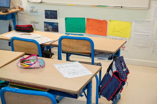 Vue d'une salle de classe d'&eacute;cole primaire vide, avec des tables et des si&egrave;ges. Concept d'&eacute;ducation en France, retour &agrave; l'&eacute;cole.