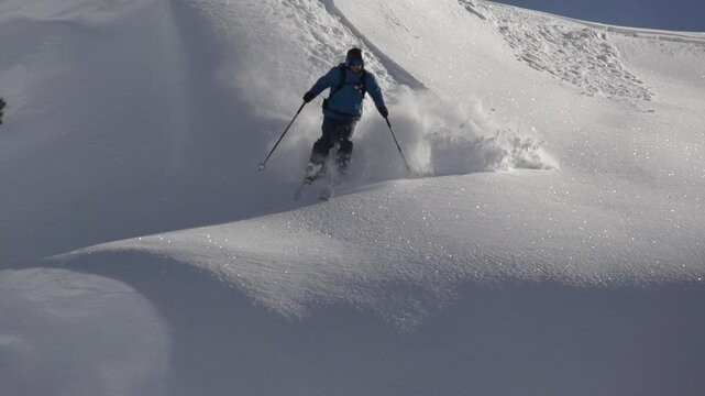 Saut de barre rocheuse dans poudreuse en ski