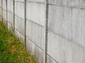 Betonowe ogrodzenie © Adam
