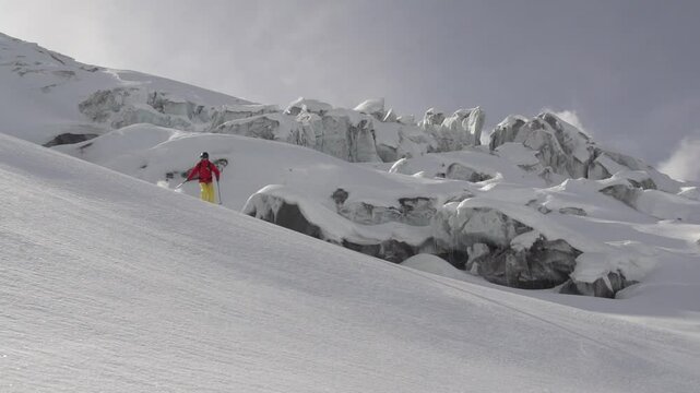  ski freeride au milieu d'un glacier
