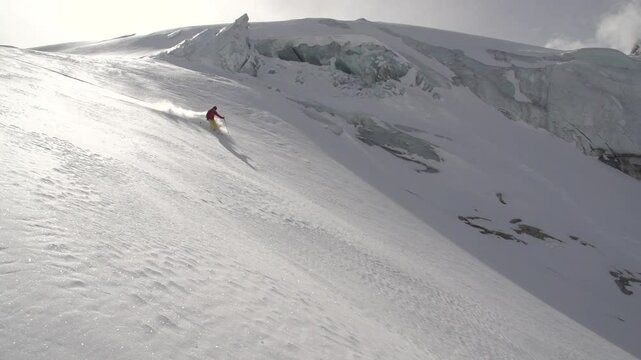  ski freeride au milieu d'un glacier