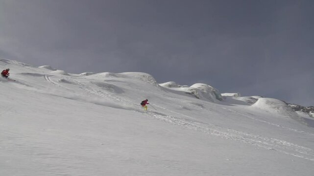  ski freeride au milieu d'un glacier