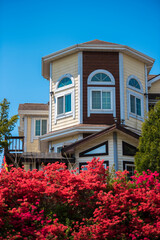 동화같은 집과 화려한 봄꽃