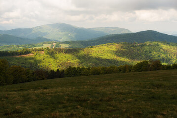 Obraz premium Hala Jaworowa w Beskidzie Śląskim niedaleko Szczyrk Salmopol, wiosenny poranek. 