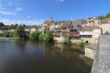Maisons typiques le long de la rivière la Creuse, ville d'Argenton sur Creuse, département de l'Indre, France