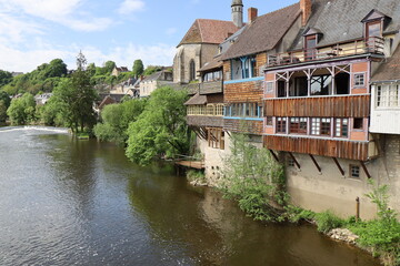 Obraz premium Maisons typiques le long de la rivière la Creuse, ville d'Argenton sur Creuse, département de l'Indre, France