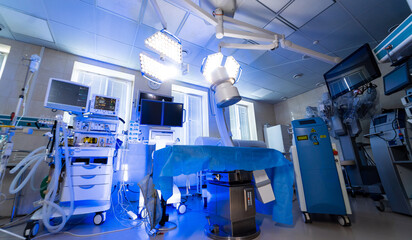 Operating room equipped for surgery. The advanced OR has sterile tools, bright lights, and monitoring systems for surgical procedures.