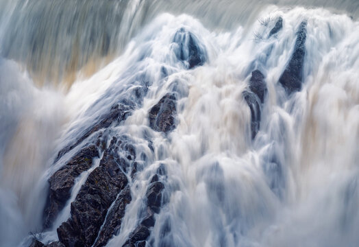 Long exposure waterfall capture at Presa del Villar, Madrid
