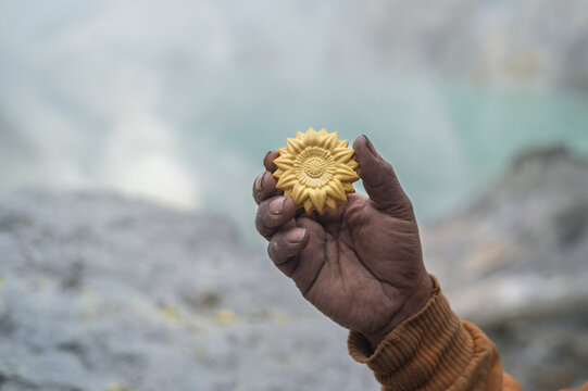 Sulfur Artwork at Ijen Volcano Showcased in Artisan's Hand