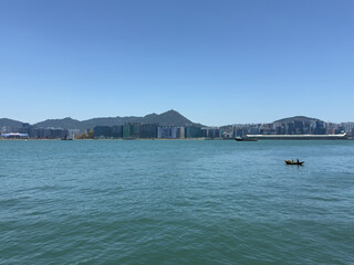 香港の青空と海沿いの景色
