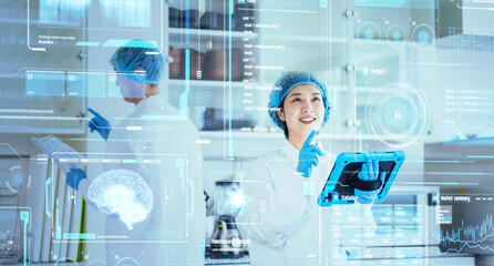 研究施設でホログラム画面を見る男女エンジニア