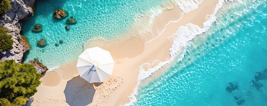 Vista aerea di spiaggia tropicale con mare cristallino, grande ombrellone bianco da sole