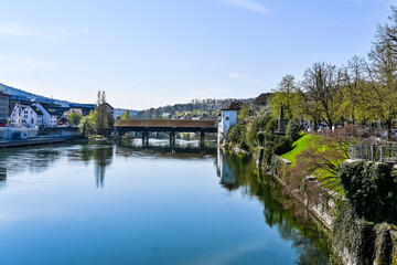 Fototapeta premium Olten, Stadt, Aare, Fluss, Alte Brücke, Holzbrücke, Altstadt, Zielemp, Amthausquai, Stadtburg, historische Häuser, Bahnhof, Frühling, Frühlingsblüte, Frühlingssonne, Solothurn, Schweiz 