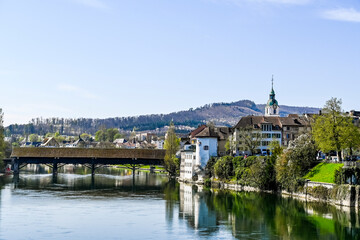 Olten, Aare, Fluss, Uferweg, Flussufer, Stadtturm, Altstadt, Holzbrücke, Frühling, Frühlingssonne, Solothurn, Schweiz © bill_17